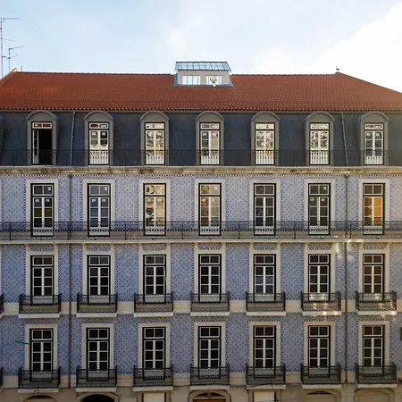 Pool & Garden In The Heart Of Lisboa