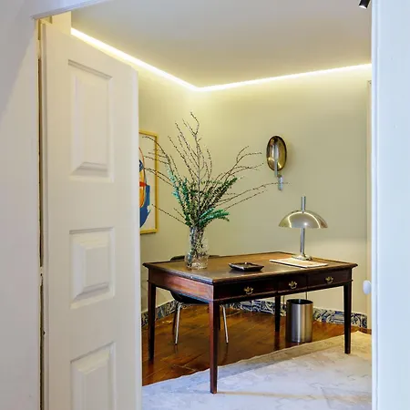 Pool & Garden In The Heart Of Apartment Lisbon